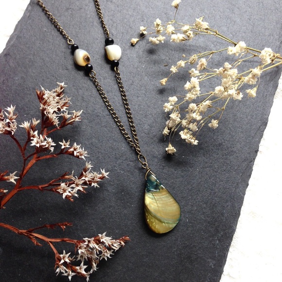 Teardrop Shell Necklace - Picture 2 of 6